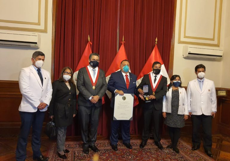 CONGRESO DE LA REPÚBLICA OTORGÓ MEDALLA DE ORO A SINAMSSOP COMO RECONOCIMIENTO A SU DEFENSA DE LA SALUD PÚBLICA