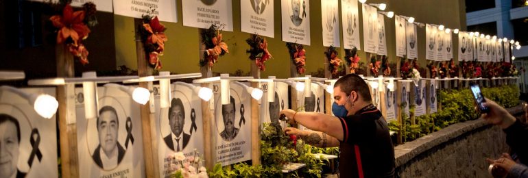 Los médicos en Perú realizan una huelga de hambre por la respuesta del gobierno a la pandemia.