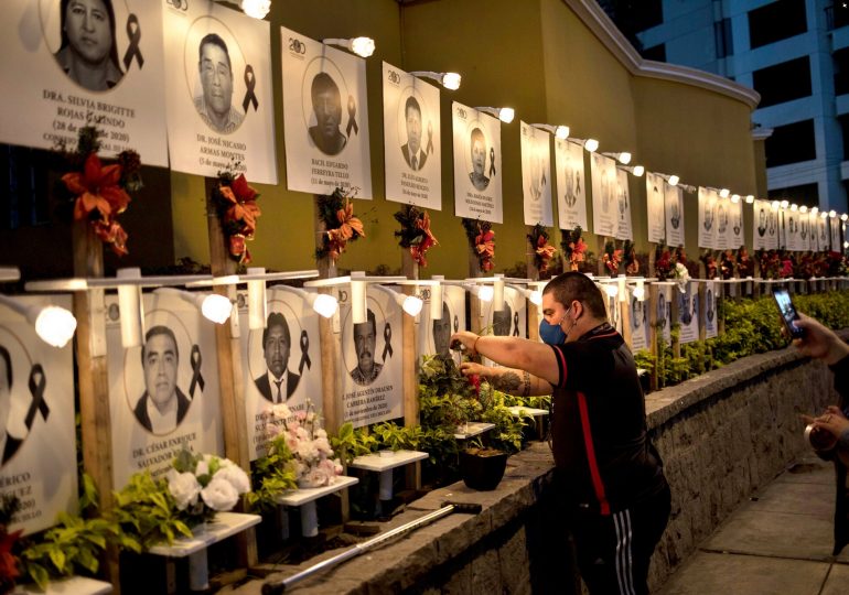 Los médicos en Perú realizan una huelga de hambre por la respuesta del gobierno a la pandemia.