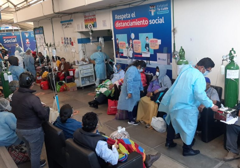 Pacientes de EsSalud Huánuco amanecen en los pasillos en espera de una cama igual que en la mayoria de centros asistenciales del país
