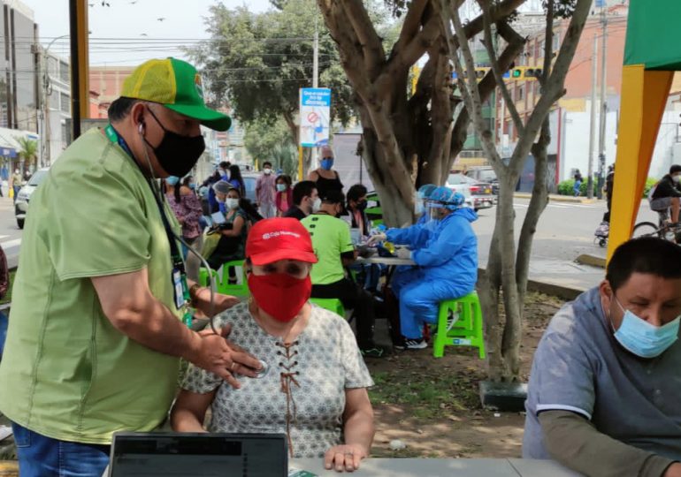 Decenas de personas son atendidas en Campaña Médica de Prevención del SINAMSSOP en el cruce de Av. Arequipa y jirón Risso en Lince