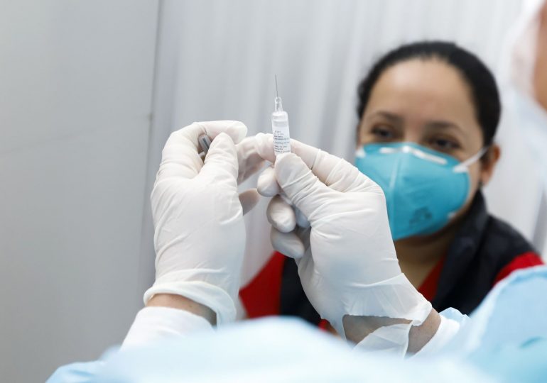 Médicos de los grupos Credicorp y Auna se beneficiaron de las vacunas secretas