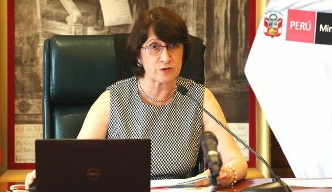 Exministra de Salud Pilar Mazzetti también se vacunó en secreto