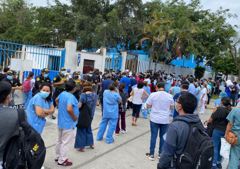 Caos general en EsSalud por entrega de vacunas a quienes no están en primera línea de acción con protestas en Huaraz por abandono
