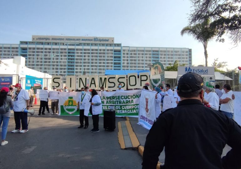 Médicos realizaron plantón de protesta en Hospital Rebagliati por persecución y sanción contra dirigentes de SINAMSSOP
