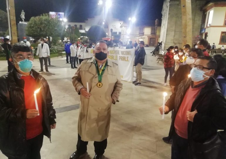 Dirigentes médicos realizan vigilia en Plaza Constitución de Huancayo