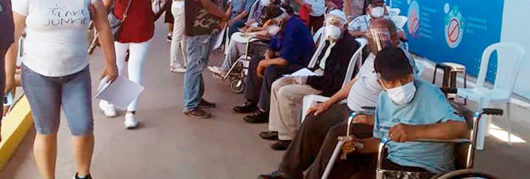 URGENTE | Desorganización: decenas de pacientes adultos mayores esperan horas por vacunación en sede Aljovín - Grau