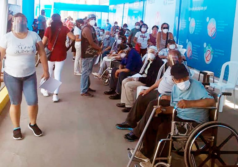URGENTE | Desorganización: decenas de pacientes adultos mayores esperan horas por vacunación en sede Aljovín - Grau