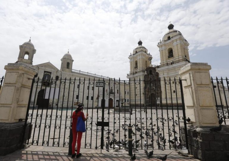 Semana Santa: devotos llegan a iglesias pese a estar cerradas en segundo día de cuarentena por COVID-19 | FOTOS