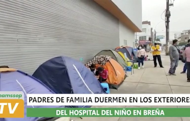 Padres de familia duermen en los exteriores del hospital del niño en Breña