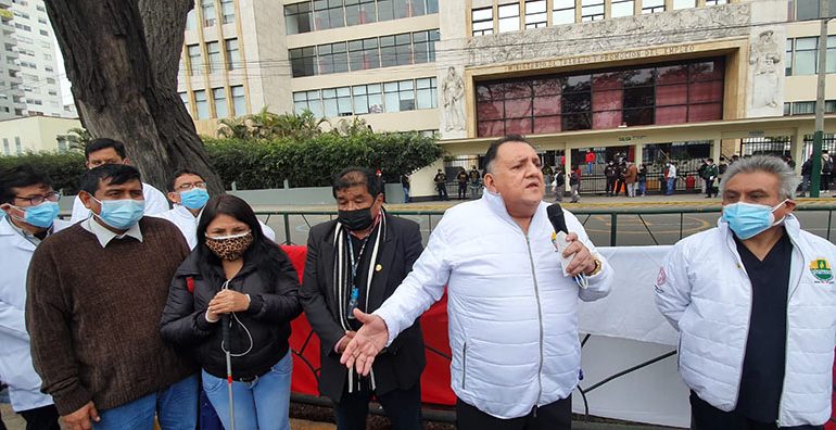 Secretario general del SINAMSSOP Teodoro Quiñones cumple desde hoy una visita de trabajo a los cuerpos médicos de la Red Asistencial Arequipa