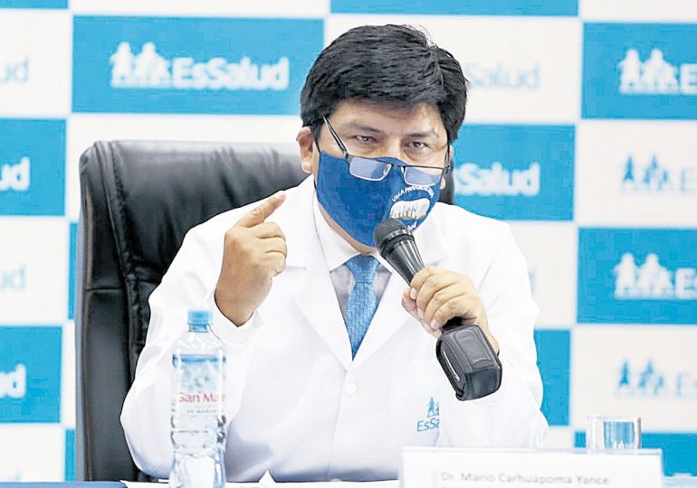 EsSalud: Mario Carhuapoma se aferra a la jefatura del Seguro Social