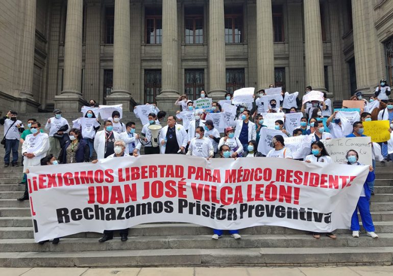 Secretario general del SINAMSSOP y médicos del hospital Rebagliati exigen libertad de residente Juan José Vilca León