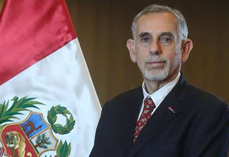 Ministro de Economía Pedro Francke sabe de donde sacarle el dinero a EsSalud porque fue gerente general en el gobierno de Humala