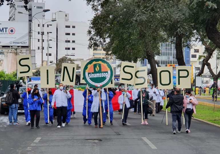 Hoy paralizan en todo el país 5 mil médicos de EsSalud en defensa de la seguridad social y contra estatización de aportes de los trabajadores