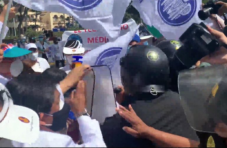 Colegio Médico del Perú rechaza agresiones a médicos durante protesta pacífica