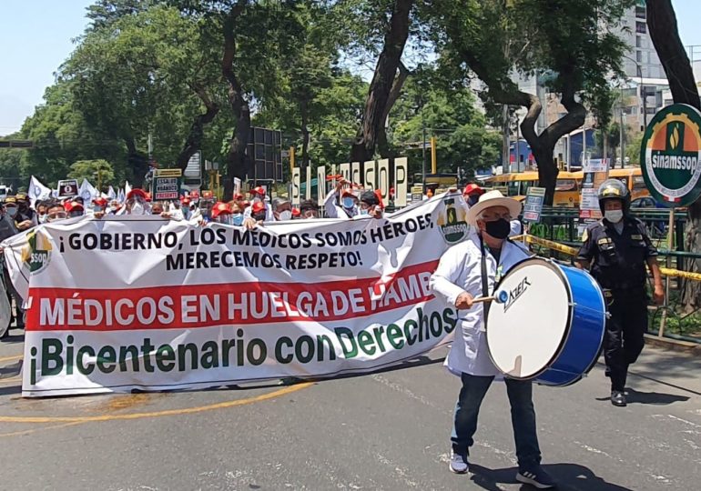 Médicos protestan mañana exigiendo salida del Ministro de Salud y rechazo al intrusismo y ejercicio ilegal de la medicina