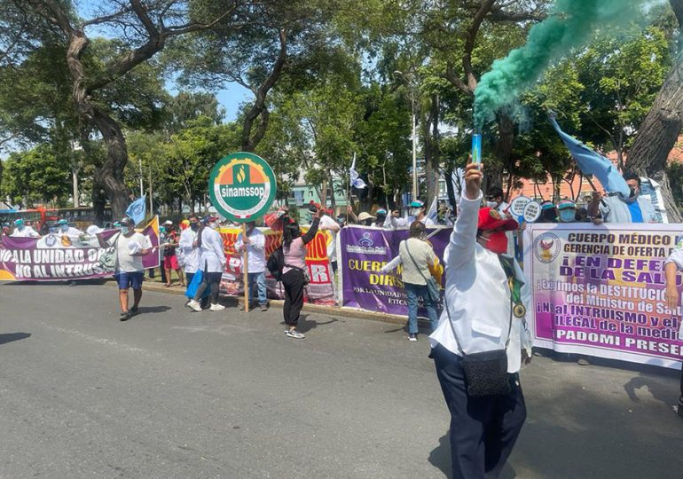 Médicos realizaron exitoso plantón de protesta exigiendo salida del Ministro de Salud y rechazo al intrusismo de tecnólogos