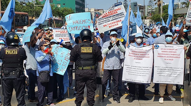 Tecnólogos médicos agreden y amenazan a secretario general del SINAMSSOP por sustentar posición del gremio sobre ilegal unidad orgánica