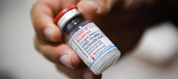 Essalud: Sindicato Médico exige investigar aplicación indebida de cuarta dosis de vacuna