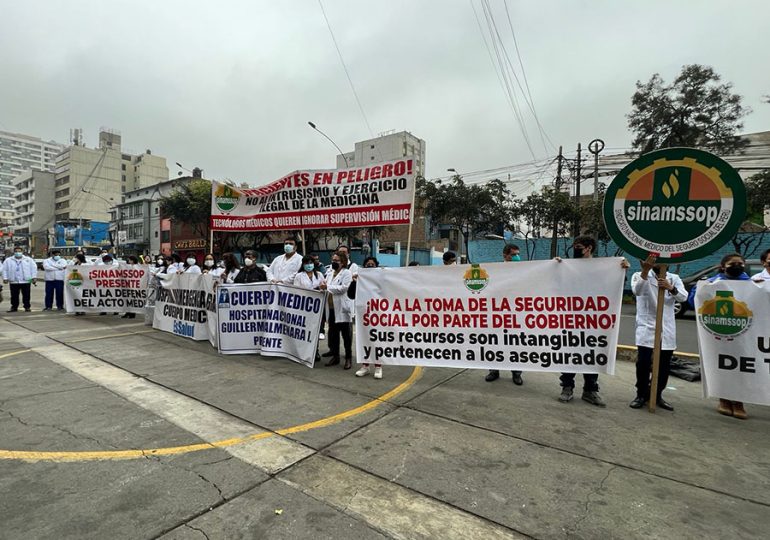 Médicos protestan en EsSalud y denuncian presiones políticas que buscan aprobación de ilegal Unidad Orgánica de Tecnología Médica