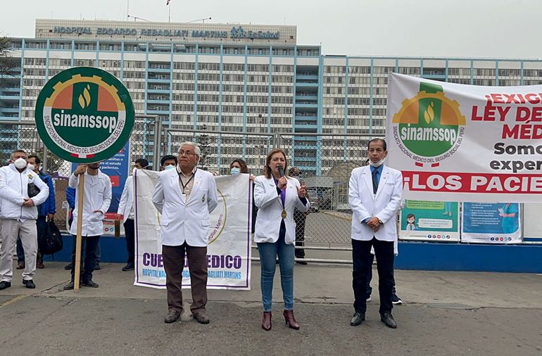 Médicos especialistas realizaron  hoy plantón en el hospital Rebagliati reclamando el cumplimiento de la carrera médica hasta los 75 años