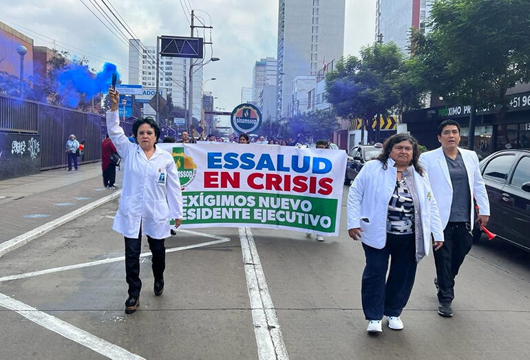 Cuerpos médicos de PADOMI y CRUEN iniciaron acciones de lucha para exigir remoción de Rosa Gutiérrez y de funcionarios en EsSalud