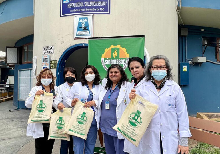 Hoy se realizó entrega de mandiles para las agremiadas del Hospital Nacional “Guillermo Almenara Irigoyen”