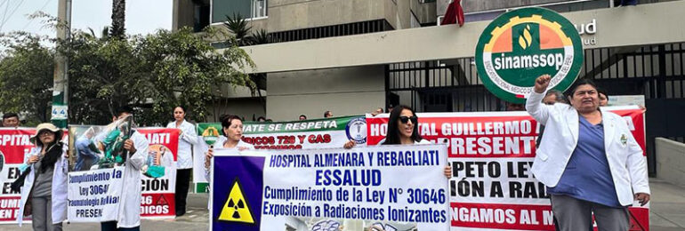 Médicos anestesiólogos y traumatólogos protestaron esta mañana en EsSalud para exigir descanso físico por exposición a radiación