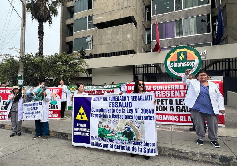 Médicos anestesiólogos y traumatólogos protestaron esta mañana en EsSalud para exigir descanso físico por exposición a radiación